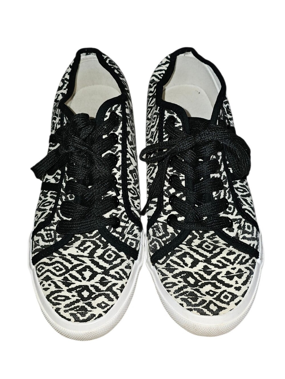 Black & White Patterned Women's Lace-Up Sneakers